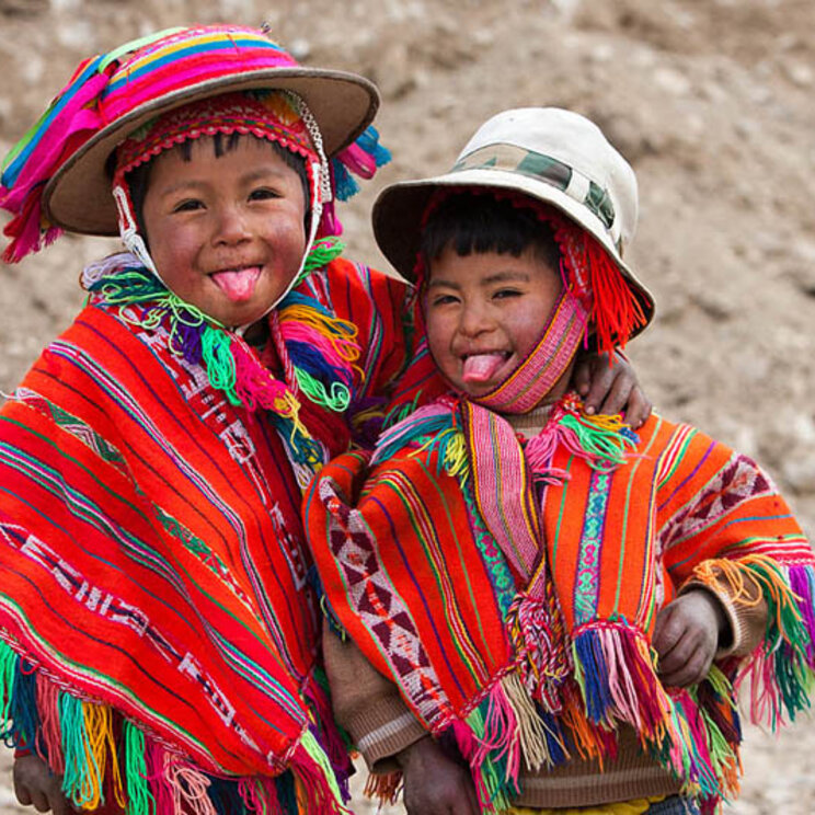 Kinder in farbiger Kleidung beim Lares Trek in Peru.