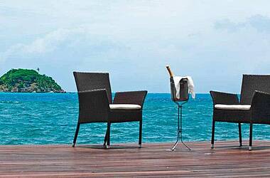 Zwei Stühle auf einsamer Terasse am Meer, Hotel Deep Blue, Isla Providencia, Kolumbien