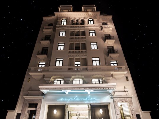 Fassade und Eingangsbereich des Esplendor by Wyndham Hotels bei Nacht, Montevideo Cervantes