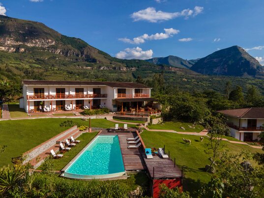Außenanlage mit Swimmingpool und Blick auf die Berge bei Chachapoyas, Peru.