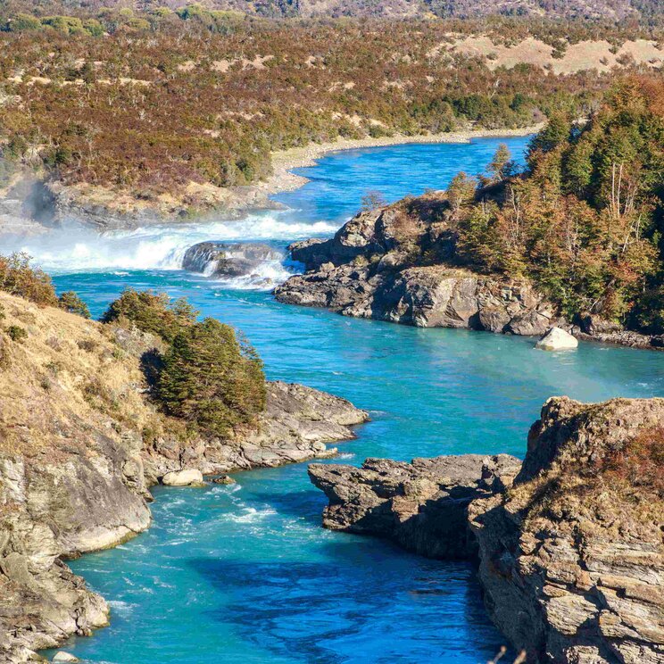 Türkisblaues Wasser des Río Baker schlängelt sich durch eine schroffe Felsenlandschaft