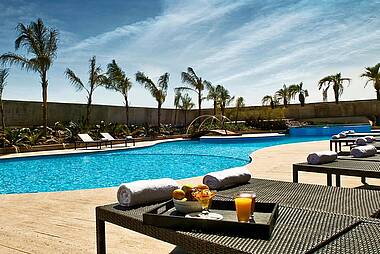 Outdoor Pool und Terrasse im Hotel Esplendor Mendoza