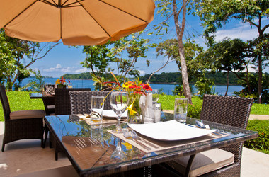 Mittagessen auf der Terrasse im Bocas del Mar Hotel