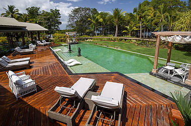 Poollandschaft im Hotel Nayara Bocas del Toro auf der Isla Frangipani
