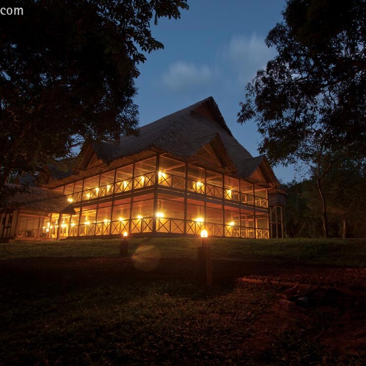 Die erleuchtete Inakterra Hacienda Concepcion in Puerto Maldonado, Amazonas von Peru