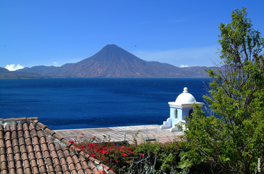 Stadt Panajachel mit Vulkan im Hintergrund
