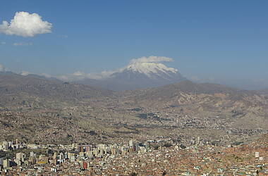 Stadtpanorama von La Paz mit Andenlandschaft im Hintergrund