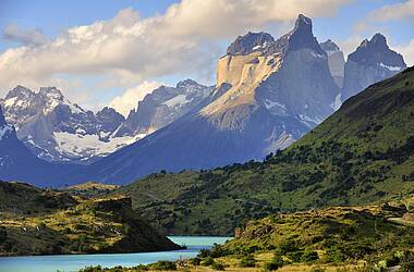 Landschaft in Patagonien mit Fluss und Bergen