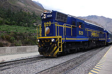 Zug durch das Heilige Tal nach Aguas Calientes zum Machu Picchu in Peru