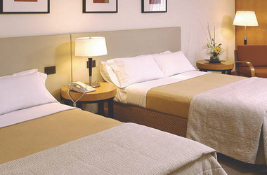Betten in einem Zimmer des Hotel Edelweiss