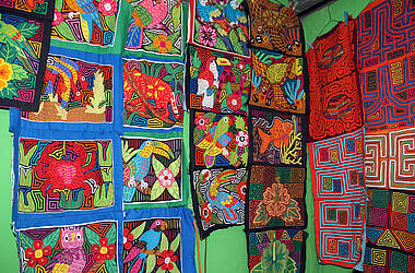 Farbenfrohe Mola, ein traditionelles Nähkunstwerk der Kunas