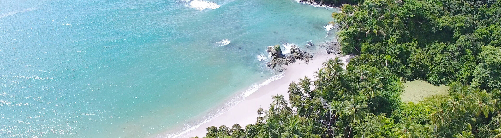 Luftaufnahme des Strandes in Manuel Antonio während der Reise "Erlebnis Manuel Antonio" von Gateway Lateinamerika.