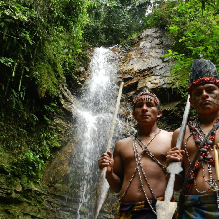 Indigene mit tradionellem Schmuck und Gesichtsbemalung, Ecuador