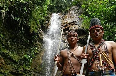 Indigene mit tradionellem Schmuck und Gesichtsbemalung, Ecuador