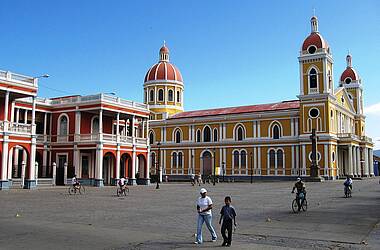Platz vor der Kathedrale in Granada in Nicaragua