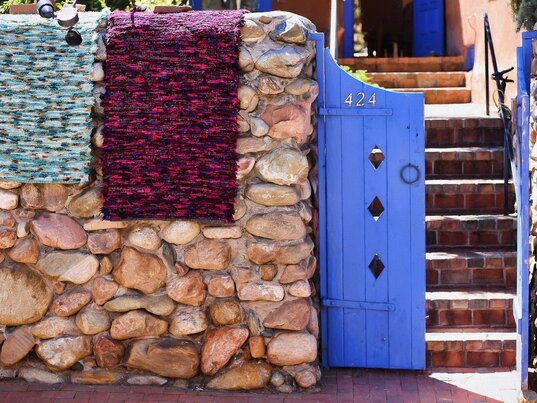 Blaue Tür und Steinmauer eines mexikanischen Wohnhauses