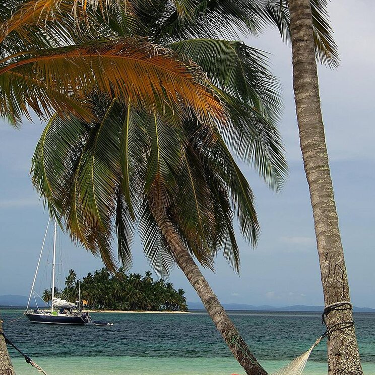 Entspannen in der Hängematte am Strand von San Blas, Panama