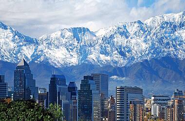 Skyline von Santiago von schneebedeckten Bergen