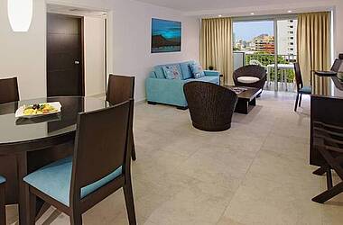 Geräumiges Zimmer mit Sitzbereichen im Hotel Capilla del Mar Cartagena