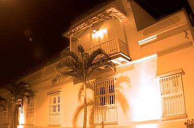 Außenansicht des Boutique Hotels Don Pepe in Santa Marta bei Nacht