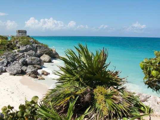 Sonnentempel der Maya-Anlage in Tulum vor dem türkisblauen Meer