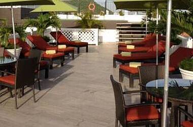 Terrasse mit Sitzmöbeln im Hotel Monterrey Cartagena