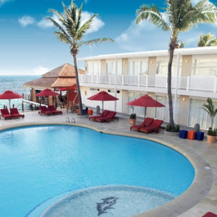 Blick über die Anlage mit Pool und Meerblick im Hotel Decameron Los Delfines, San Andrés