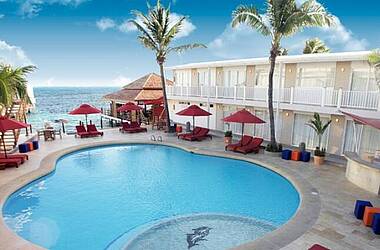 Blick über die Anlage mit Pool und Meerblick im Hotel Decameron Los Delfines, San Andrés