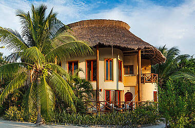 Tropische Unterkunft mit Palmen im Hotel Villas HM Paraiso del Mar
