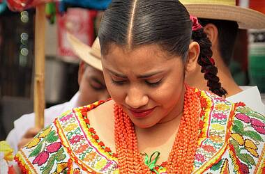 Frau mit Perlenketten und tradionellem Gewand in Mexiko-Stadt