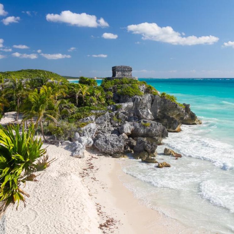 Traumstrand von Tulum mit Sonnentempel auf der Klippe
