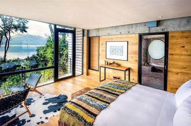 Zimmer im Hotel AWA mit Blick auf den Llanquihue See und den Osorno Vulkan