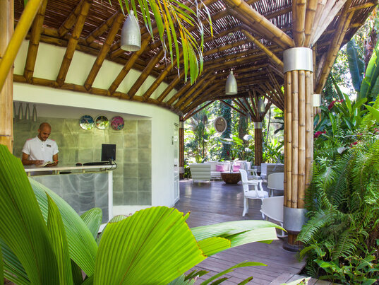 Rezeption unter einer Bambuskonstruktion mit Blick auf tropische Pflanzen in Puerto Viejo, Costa Rica.