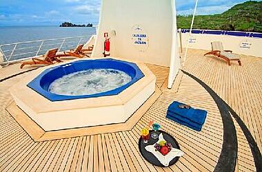 Jacuzzi auf der Ocean Spray Galapagos Luxury Cruise, Ecuador