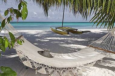 Entspannen in der Hängematte direkt am türkisen Meer im Hotel Cocoplum Beach, San Andrés