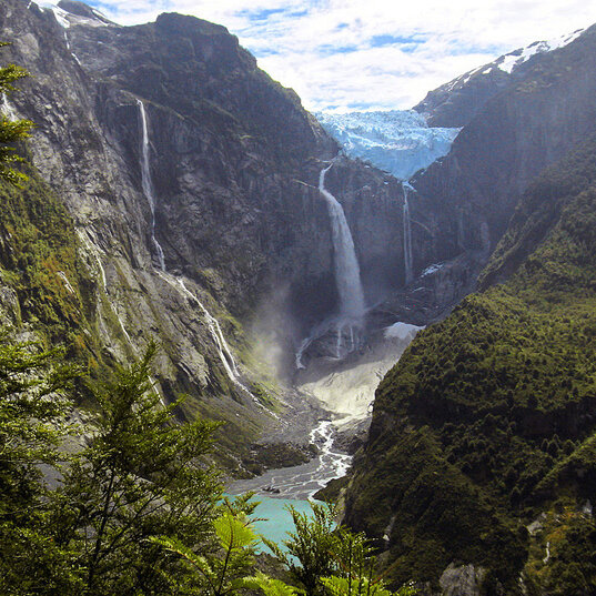 Blick auf den Gletscher Ventisquero Colgante im Nationalpark Queulat