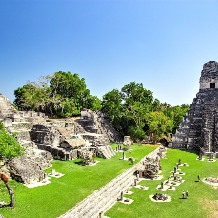 Tempel I und der Hauptplatz der Maya-Stätte Tikal im Regenwald von Guatemala während der Rundreise „Best of Mittelamerika“.