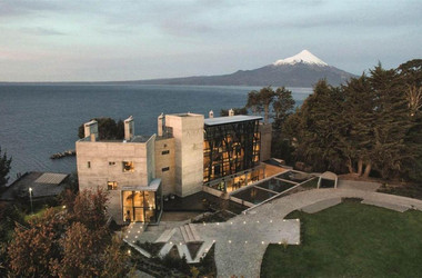 Hotel AWA vor der Kulisse des Llanquihue Sees und des Osorno Vulkans