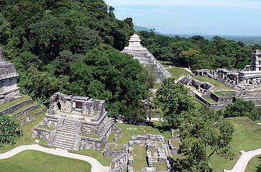 Maya-Tempel von Palenque aufgenommen in der Vogel-Perspektive