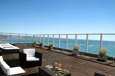 Terrasse des Dazzler Hotels mit Meerblick