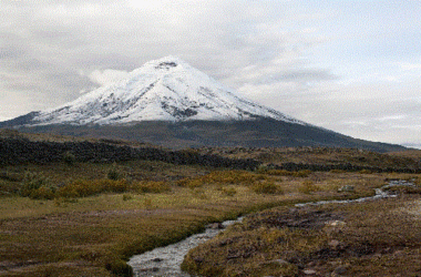 Der schneebedeckte Vulkan Cotopaxi im gleichnamigen Nationalpark