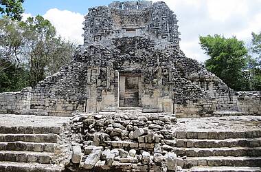 Halb verfallene Maya-Ruine im Dschungel