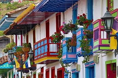 Farbenprächtige Fassaden mit kleinen Balkonen 