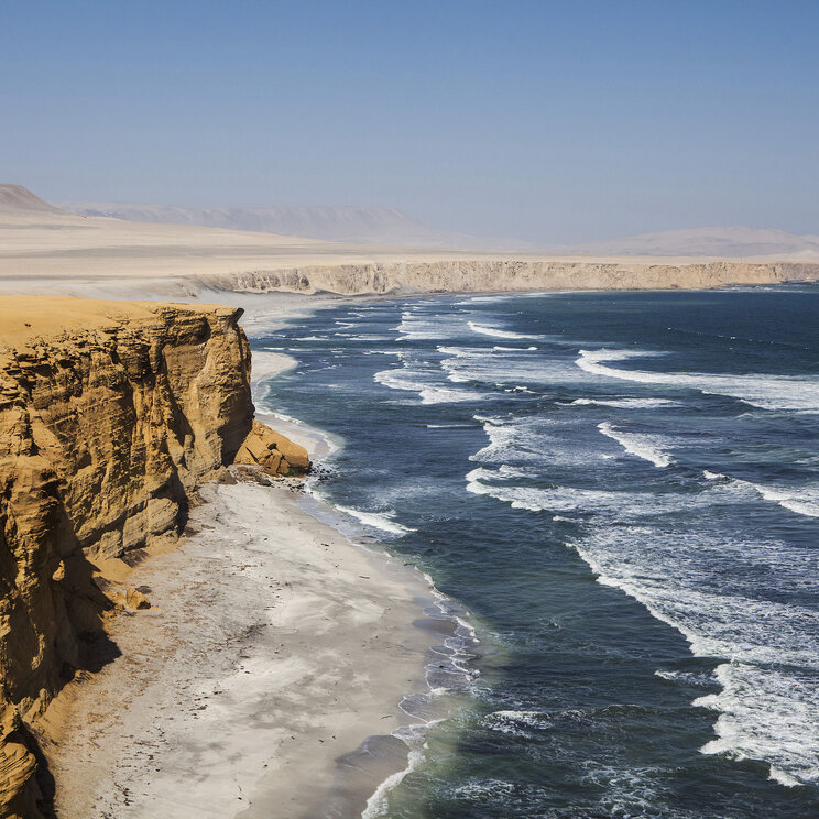Steinige Klippen und Meeresgischt auf den Ballestas Inseln, Küste vor Paracas Peru