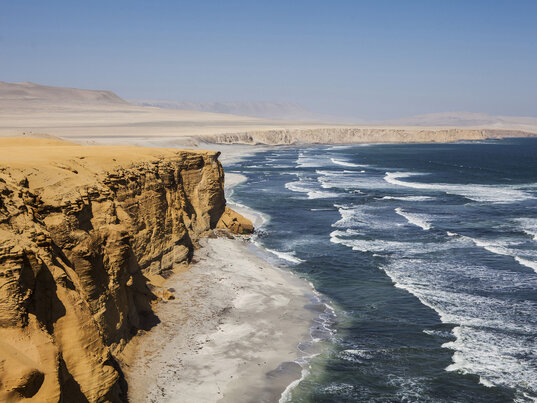 Steinige Klippen und Meeresgischt auf den Ballestas Inseln, Küste vor Paracas Peru
