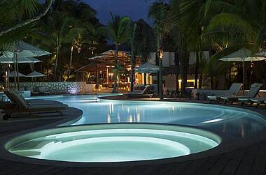 Poolanlage bei Nacht im Hotel Mahekal Beach Resort in Playa del Carmen