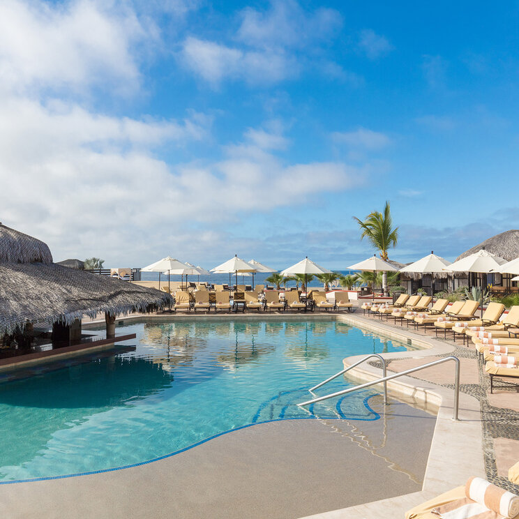 Pool mit Liegen und Sonnenschirmen im Solmar Resort am Strand von Cabo San Lucas auf der Baja California in Mexiko.