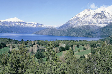 Panoramablick auf den Nahuel-Huapi-See und die dahinterliegenden Berge