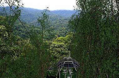 Mit der Seilbahn durch den Regenwald rund um die Mashpi-Lodge nahe Quito, Ecuador