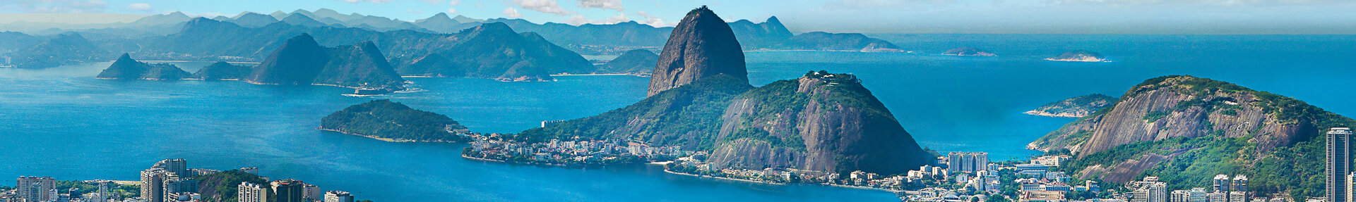 Küste von Rio de Janeiro mit Zuckerhut im Zentrum